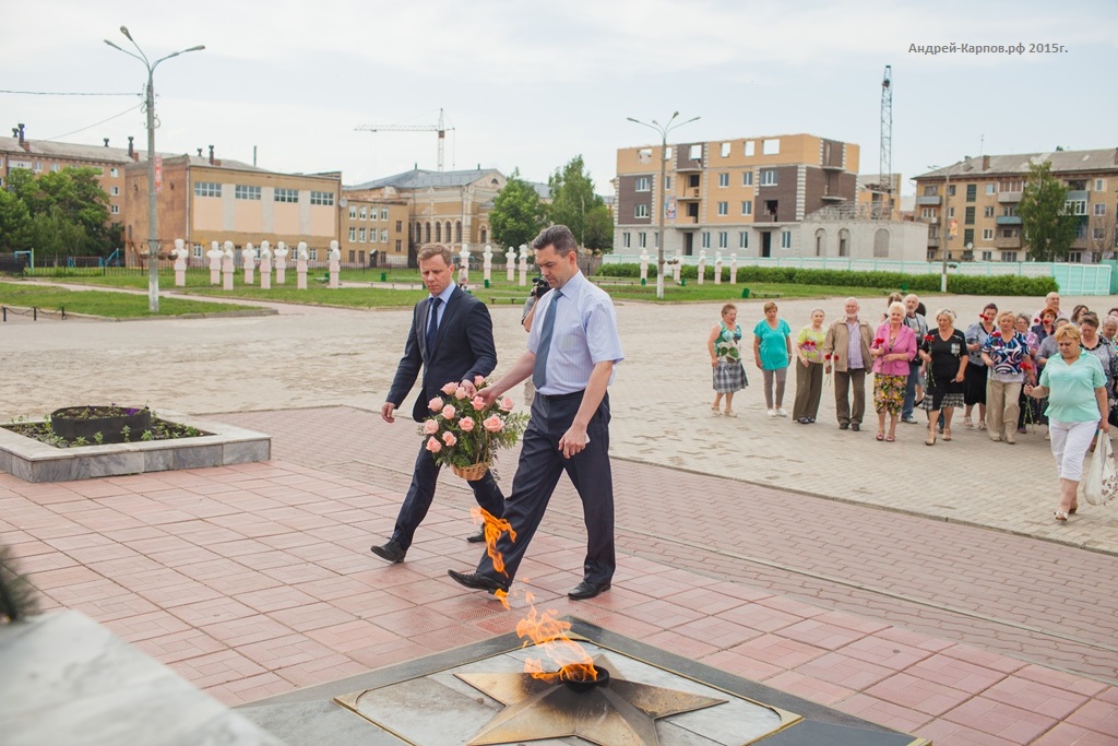 Возложение цветов к Вечному Огню